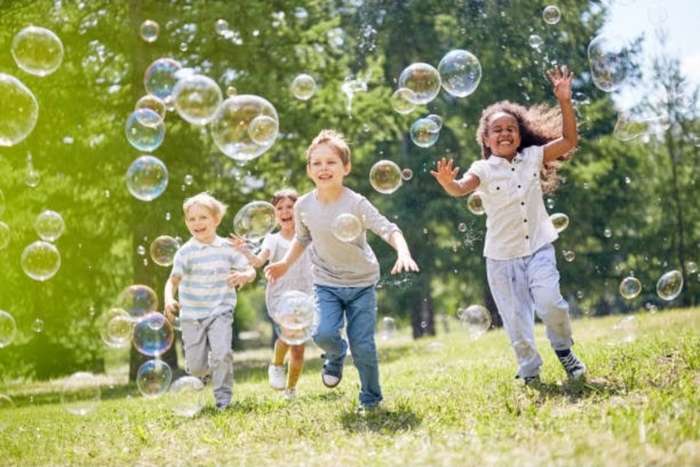 Crianças brincando ao ar livre em uma área verde